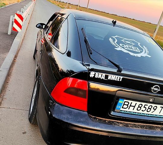 Чорний Опель Вектра, об'ємом двигуна 2 л та пробігом 195 тис. км за 3300 $, фото 4 на Automoto.ua