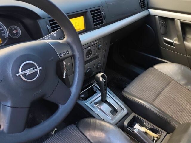 Черный Опель Вектра, объемом двигателя 0 л и пробегом 150 тыс. км за 1250 $, фото 5 на Automoto.ua