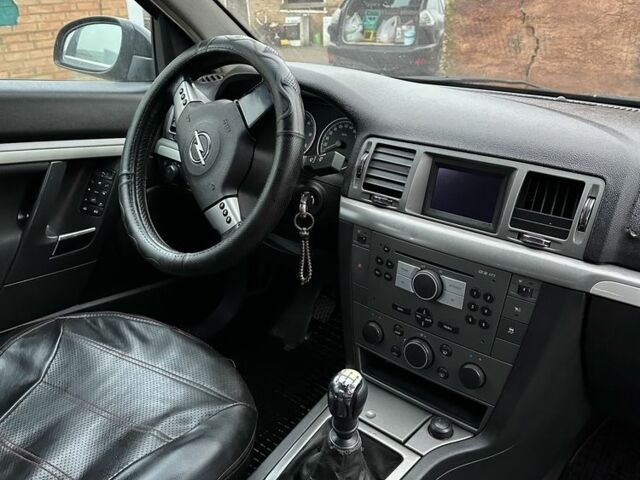 Черный Опель Вектра, объемом двигателя 1.9 л и пробегом 300 тыс. км за 2800 $, фото 1 на Automoto.ua