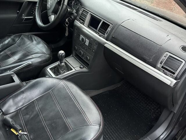 Черный Опель Вектра, объемом двигателя 1.9 л и пробегом 300 тыс. км за 2800 $, фото 4 на Automoto.ua