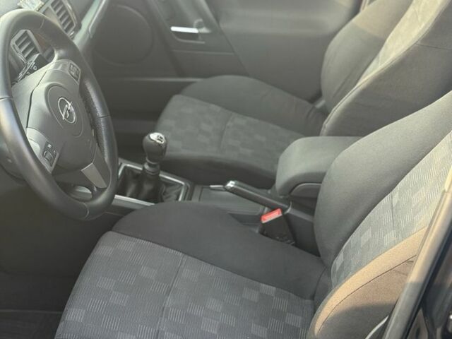 Черный Опель Вектра, объемом двигателя 2.2 л и пробегом 137 тыс. км за 4999 $, фото 6 на Automoto.ua