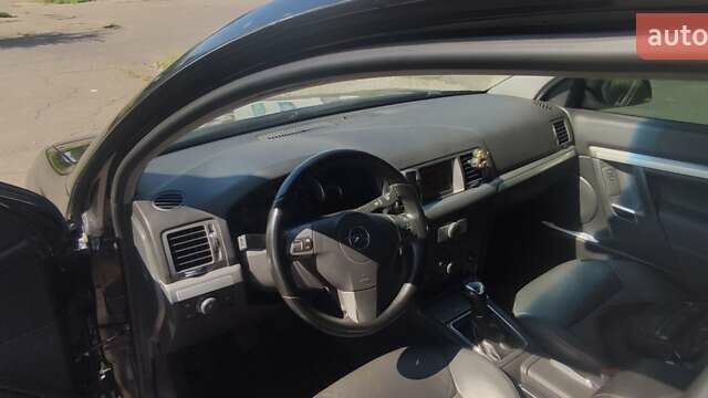 Черный Опель Вектра, объемом двигателя 1.9 л и пробегом 318 тыс. км за 6600 $, фото 3 на Automoto.ua