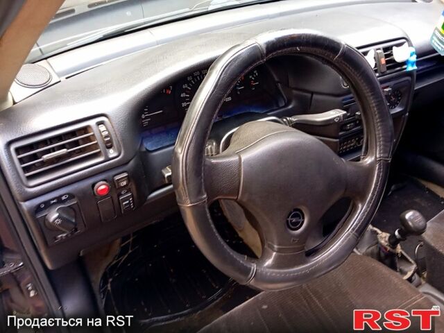 Фиолетовый Опель Вектра, объемом двигателя 1.8 л и пробегом 240 тыс. км за 1790 $, фото 5 на Automoto.ua