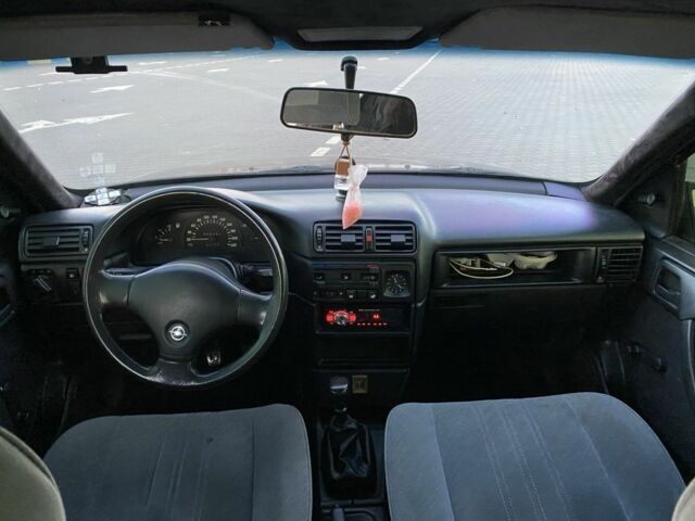 Фиолетовый Опель Вектра, объемом двигателя 2 л и пробегом 300 тыс. км за 1650 $, фото 8 на Automoto.ua