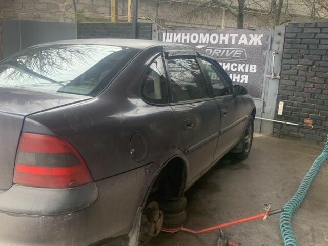 Фиолетовый Опель Вектра, объемом двигателя 1.8 л и пробегом 300 тыс. км за 1350 $, фото 5 на Automoto.ua