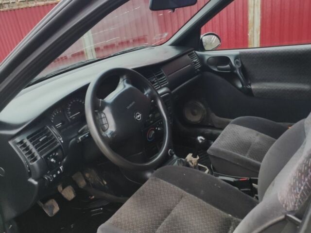 Фиолетовый Опель Вектра, объемом двигателя 1 л и пробегом 320 тыс. км за 750 $, фото 4 на Automoto.ua