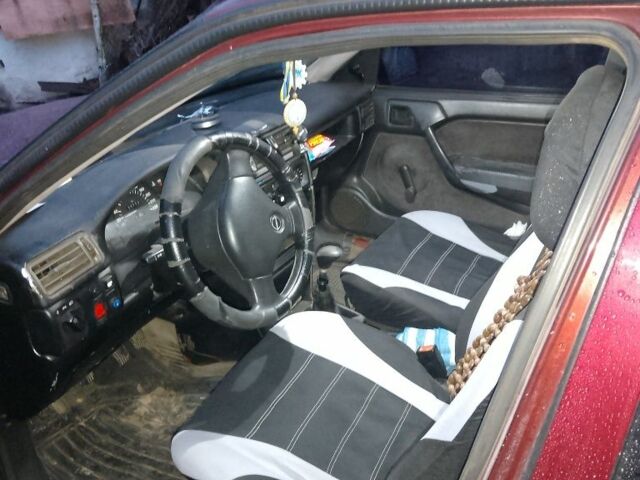 Опель Вектра 1990 в Сарнах на Automoto.ua Красный Опель Вектра, объемом двигателя 1.6 л и пробегом 200 тыс. км за 1250 $, фото 4 на Automoto.ua