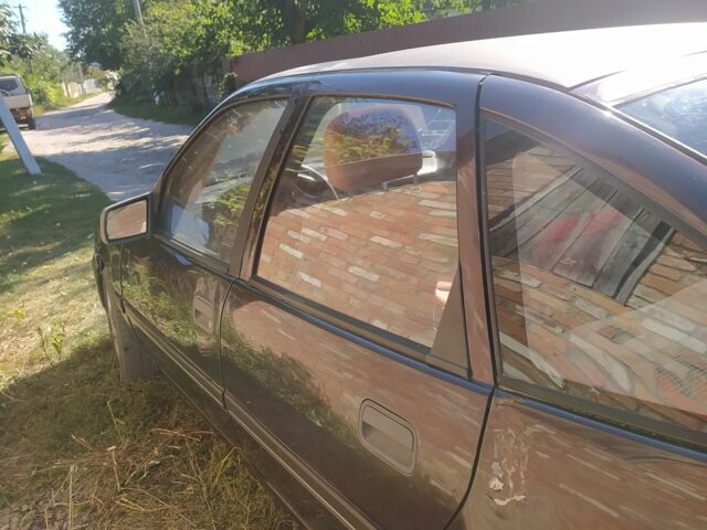 Червоний Опель Вектра, об'ємом двигуна 1.8 л та пробігом 200 тис. км за 966 $, фото 3 на Automoto.ua