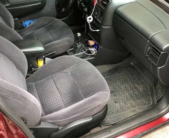 Красный Опель Вектра, объемом двигателя 1.6 л и пробегом 302 тыс. км за 1100 $, фото 8 на Automoto.ua