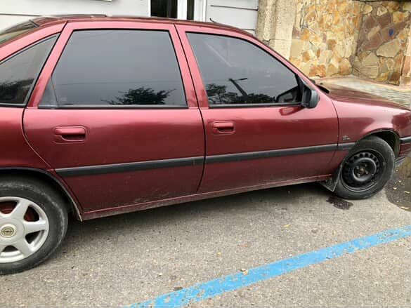 Красный Опель Вектра, объемом двигателя 1.6 л и пробегом 302 тыс. км за 1100 $, фото 6 на Automoto.ua