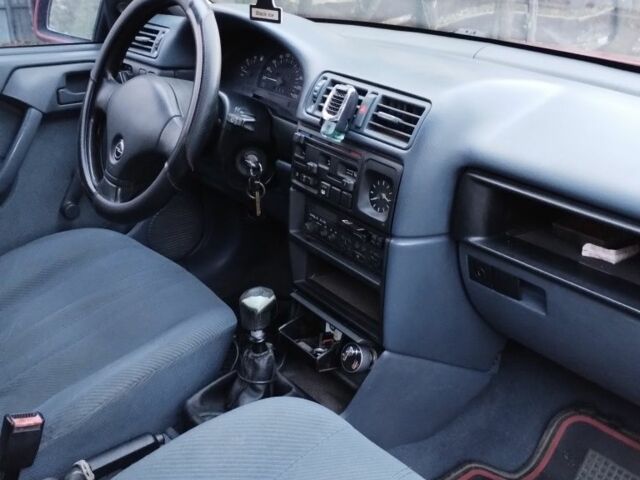 Червоний Опель Вектра, об'ємом двигуна 1.6 л та пробігом 130 тис. км за 1350 $, фото 4 на Automoto.ua