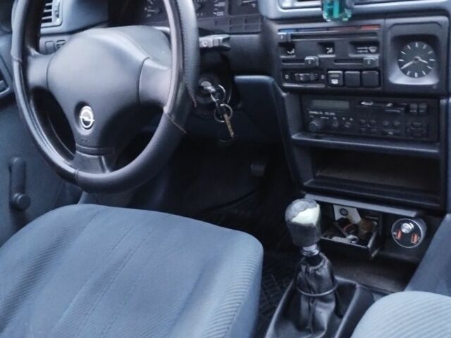 Червоний Опель Вектра, об'ємом двигуна 1.6 л та пробігом 130 тис. км за 1350 $, фото 5 на Automoto.ua