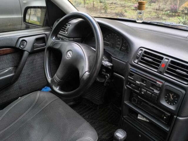 Красный Опель Вектра, объемом двигателя 2 л и пробегом 250 тыс. км за 2500 $, фото 6 на Automoto.ua