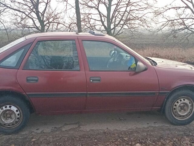 Красный Опель Вектра, объемом двигателя 1.6 л и пробегом 313 тыс. км за 1299 $, фото 4 на Automoto.ua