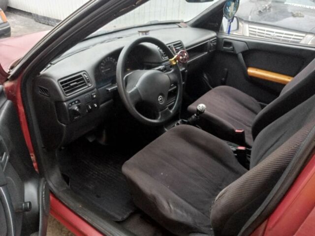 Красный Опель Вектра, объемом двигателя 1.6 л и пробегом 400 тыс. км за 600 $, фото 5 на Automoto.ua