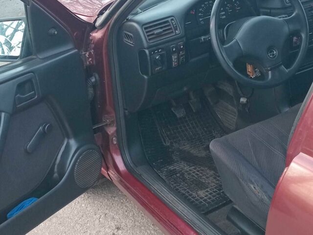 Красный Опель Вектра, объемом двигателя 1.6 л и пробегом 313 тыс. км за 1299 $, фото 8 на Automoto.ua