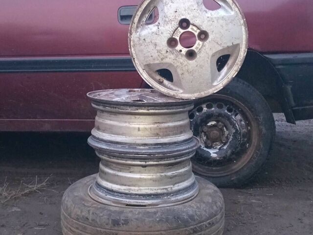 Красный Опель Вектра, объемом двигателя 1.6 л и пробегом 313 тыс. км за 1299 $, фото 7 на Automoto.ua