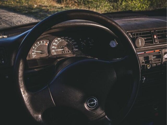 Красный Опель Вектра, объемом двигателя 2 л и пробегом 294 тыс. км за 1600 $, фото 3 на Automoto.ua