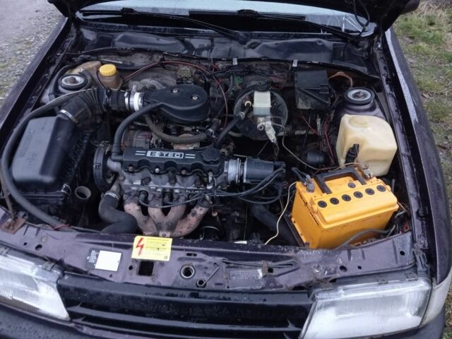 Красный Опель Вектра, объемом двигателя 1.6 л и пробегом 123 тыс. км за 1000 $, фото 4 на Automoto.ua