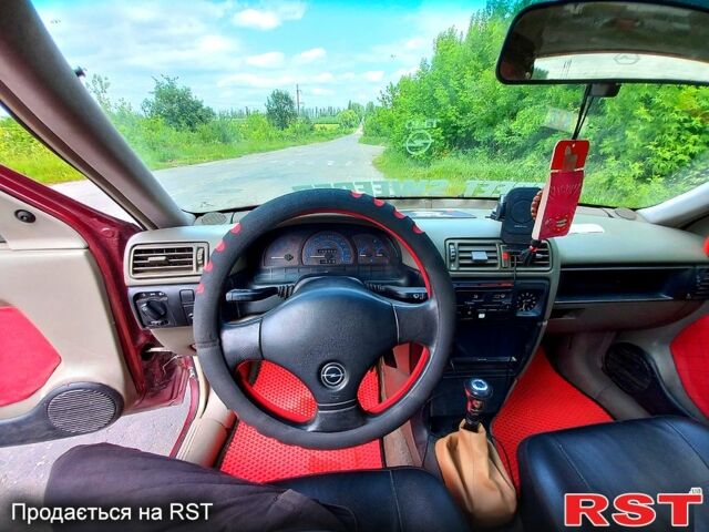 Красный Опель Вектра, объемом двигателя 1.8 л и пробегом 380 тыс. км за 1310 $, фото 6 на Automoto.ua