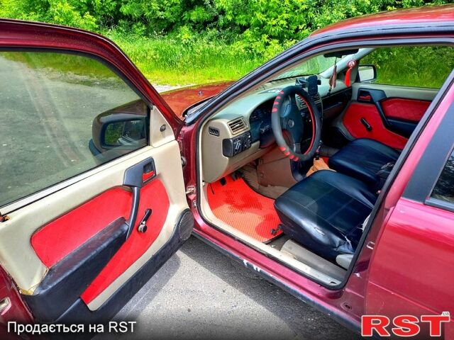 Красный Опель Вектра, объемом двигателя 1.8 л и пробегом 380 тыс. км за 1310 $, фото 5 на Automoto.ua