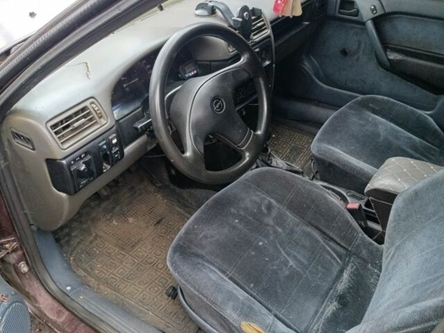 Красный Опель Вектра, объемом двигателя 2 л и пробегом 263 тыс. км за 250 $, фото 2 на Automoto.ua