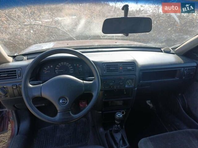 Красный Опель Вектра, объемом двигателя 1.7 л и пробегом 440 тыс. км за 400 $, фото 4 на Automoto.ua