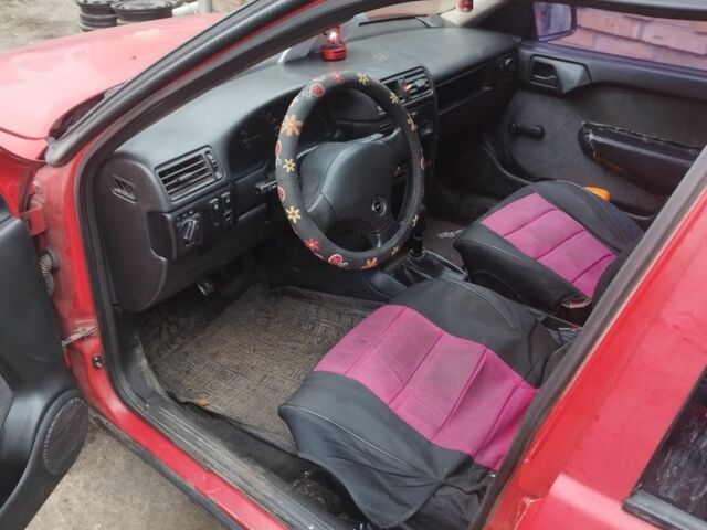 Красный Опель Вектра, объемом двигателя 1 л и пробегом 300 тыс. км за 1300 $, фото 3 на Automoto.ua