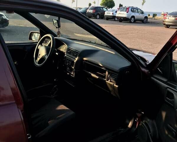 Червоний Опель Вектра, об'ємом двигуна 1.6 л та пробігом 300 тис. км за 1311 $, фото 5 на Automoto.ua