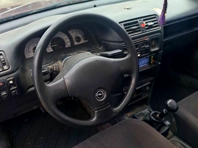 Красный Опель Вектра, объемом двигателя 2 л и пробегом 350 тыс. км за 1250 $, фото 6 на Automoto.ua