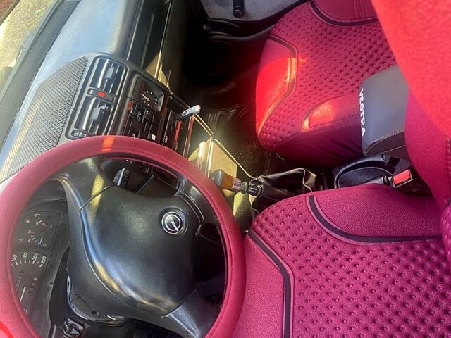 Красный Опель Вектра, объемом двигателя 2 л и пробегом 0 тыс. км за 1450 $, фото 5 на Automoto.ua