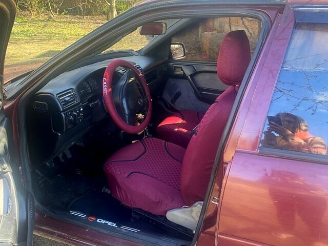 Красный Опель Вектра, объемом двигателя 2 л и пробегом 0 тыс. км за 1450 $, фото 4 на Automoto.ua