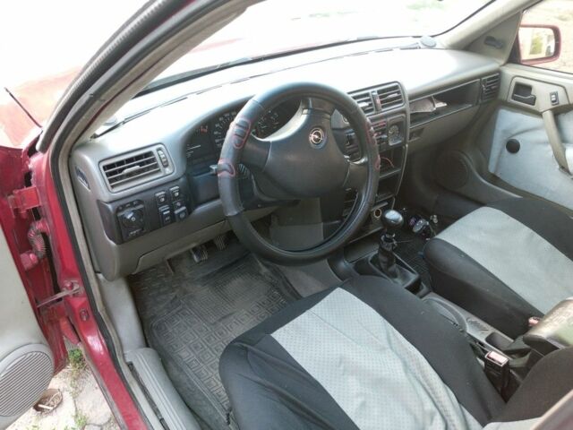 Красный Опель Вектра, объемом двигателя 2 л и пробегом 450 тыс. км за 600 $, фото 5 на Automoto.ua