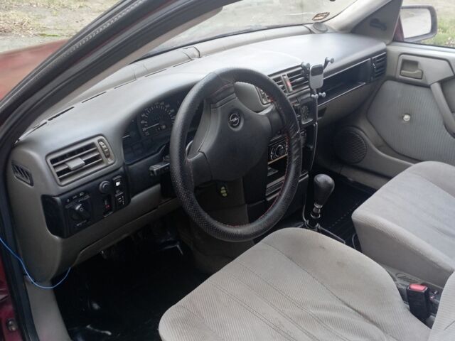 Червоний Опель Вектра, об'ємом двигуна 1.8 л та пробігом 300 тис. км за 1000 $, фото 8 на Automoto.ua