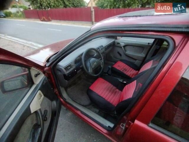 Красный Опель Вектра, объемом двигателя 1.7 л и пробегом 250 тыс. км за 1500 $, фото 3 на Automoto.ua