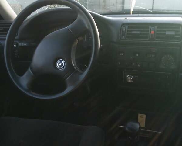 Красный Опель Вектра, объемом двигателя 2 л и пробегом 380 тыс. км за 950 $, фото 6 на Automoto.ua