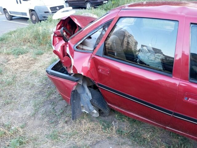 Красный Опель Вектра, объемом двигателя 2 л и пробегом 450 тыс. км за 600 $, фото 7 на Automoto.ua