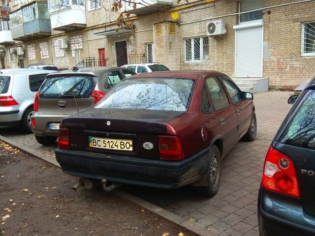 Красный Опель Вектра, объемом двигателя 1.7 л и пробегом 380 тыс. км за 725 $, фото 3 на Automoto.ua