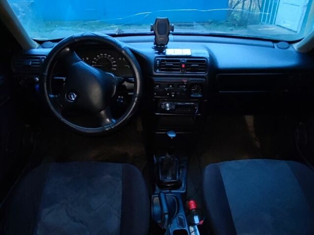 Червоний Опель Вектра, об'ємом двигуна 1.6 л та пробігом 250 тис. км за 600 $, фото 1 на Automoto.ua