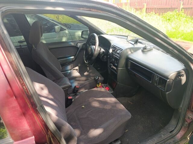 Красный Опель Вектра, объемом двигателя 2 л и пробегом 3 тыс. км за 600 $, фото 4 на Automoto.ua