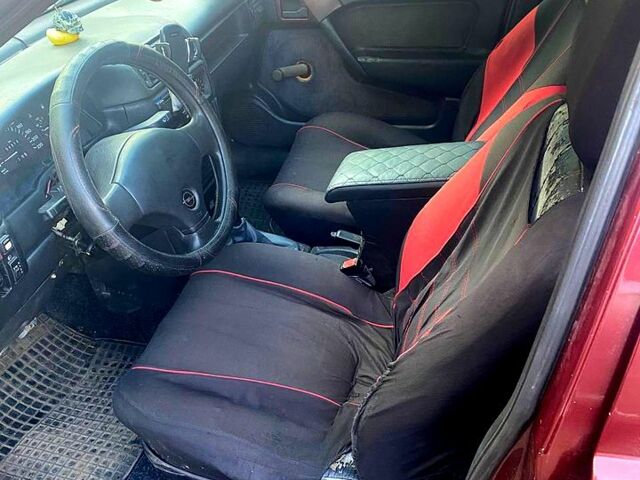 Красный Опель Вектра, объемом двигателя 1.8 л и пробегом 250 тыс. км за 1300 $, фото 3 на Automoto.ua