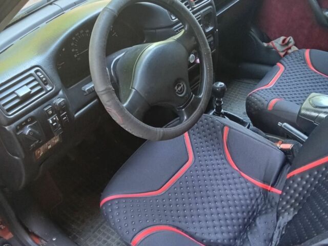 Красный Опель Вектра, объемом двигателя 1.6 л и пробегом 342 тыс. км за 1600 $, фото 4 на Automoto.ua