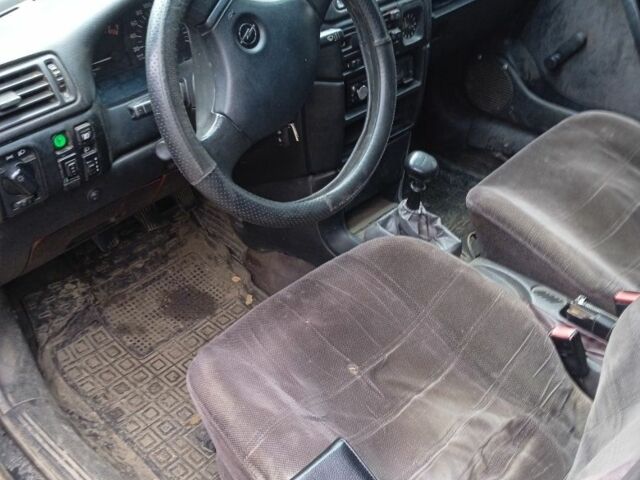 Красный Опель Вектра, объемом двигателя 2 л и пробегом 333 тыс. км за 1100 $, фото 10 на Automoto.ua