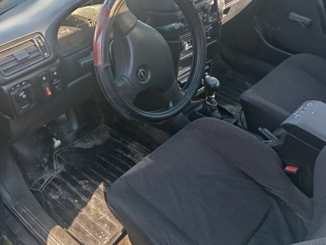 Красный Опель Вектра, объемом двигателя 1.8 л и пробегом 323 тыс. км за 1200 $, фото 4 на Automoto.ua