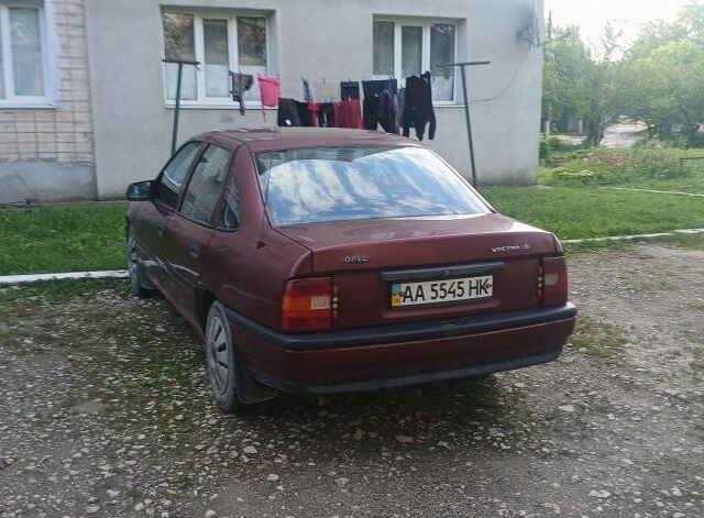 Красный Опель Вектра, объемом двигателя 1.6 л и пробегом 290 тыс. км за 1100 $, фото 3 на Automoto.ua