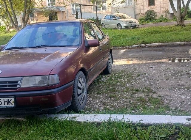 Красный Опель Вектра, объемом двигателя 1.6 л и пробегом 290 тыс. км за 1100 $, фото 2 на Automoto.ua