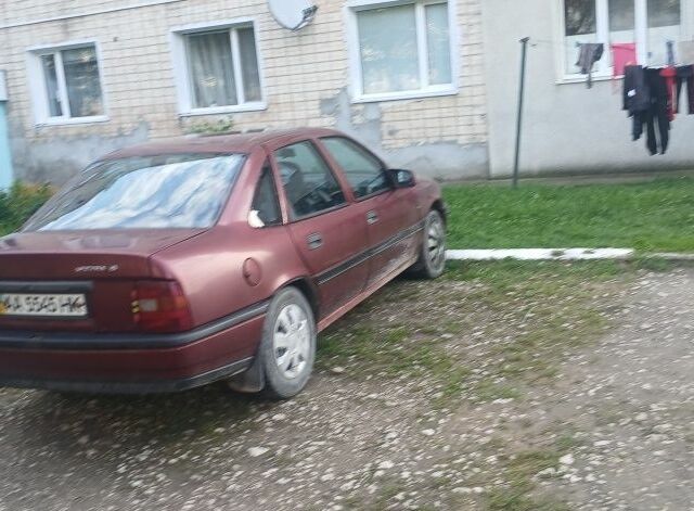 Красный Опель Вектра, объемом двигателя 1.6 л и пробегом 290 тыс. км за 1100 $, фото 4 на Automoto.ua