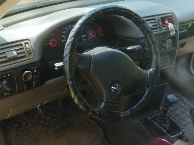 Красный Опель Вектра, объемом двигателя 1.6 л и пробегом 400 тыс. км за 1350 $, фото 5 на Automoto.ua