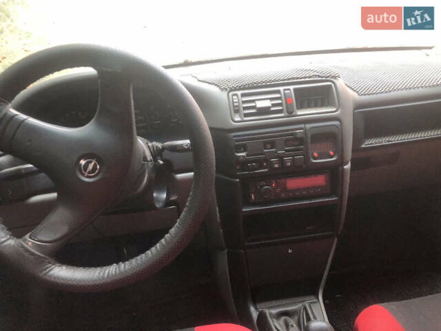 Опель Вектра 1993 в Никополе на Automoto.ua Красный Опель Вектра, объемом двигателя 2 л и пробегом 443 тыс. км за 500 $, фото 4 на Automoto.ua