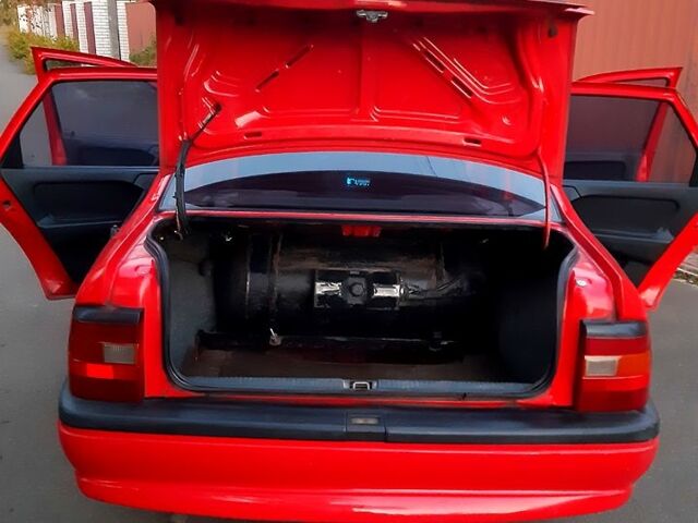 Красный Опель Вектра, объемом двигателя 1.8 л и пробегом 354 тыс. км за 2300 $, фото 5 на Automoto.ua